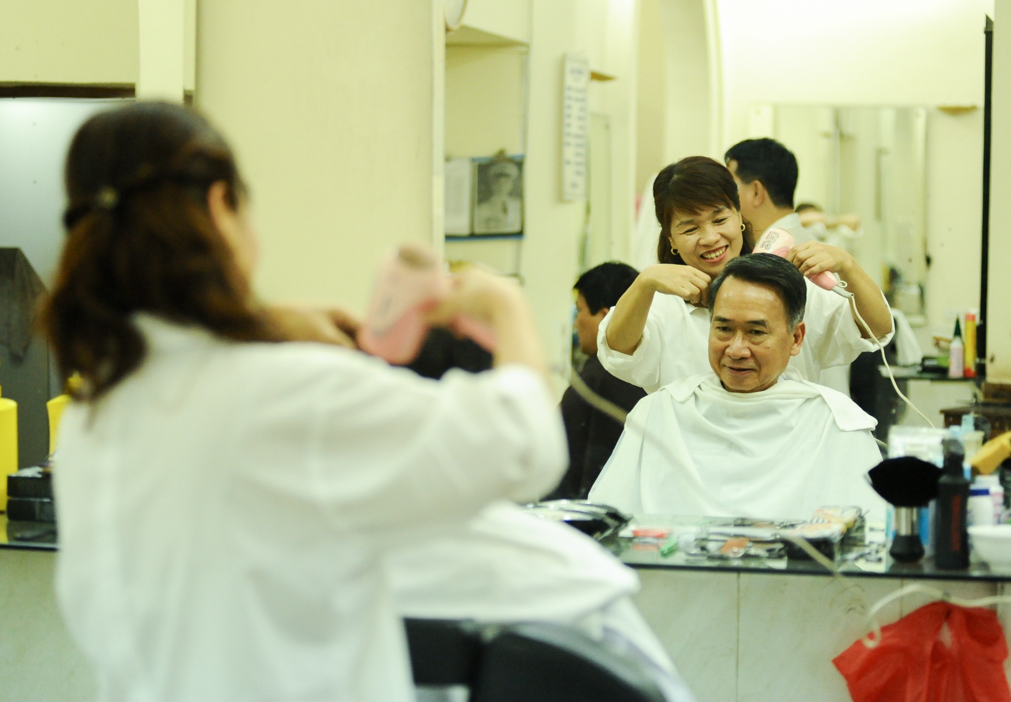Nhiều lần họ nhận được lời mời sang các salon tóc khác nhưng không ai đồng ý bởi “đã làm mấy chục năm rồi, đã ăn vào máu rồi, không đến đây cắt tóc nữa thì nhớ lắm”.