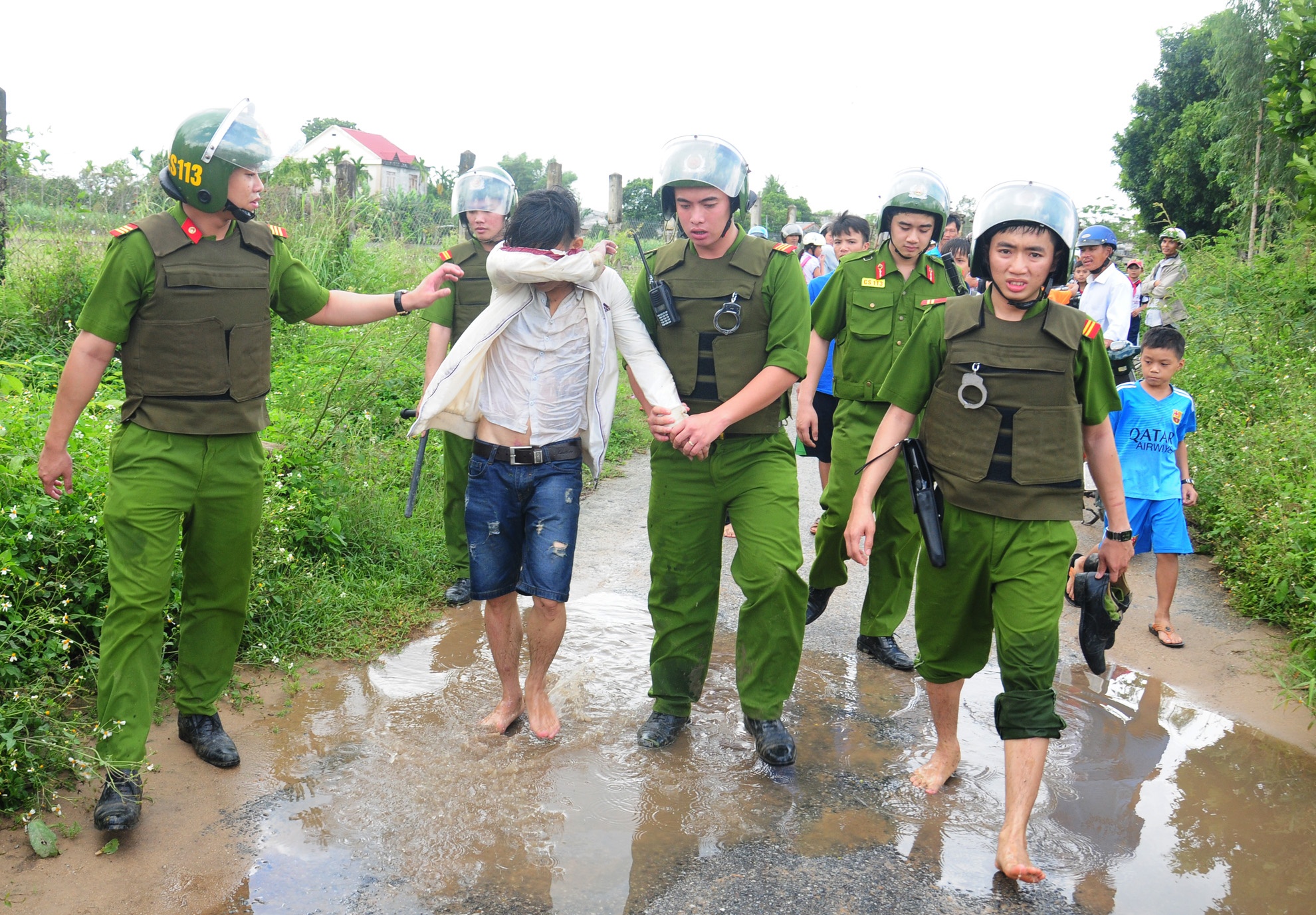 Canh sat vay bat thanh nien quyt tien nha xe hinh anh