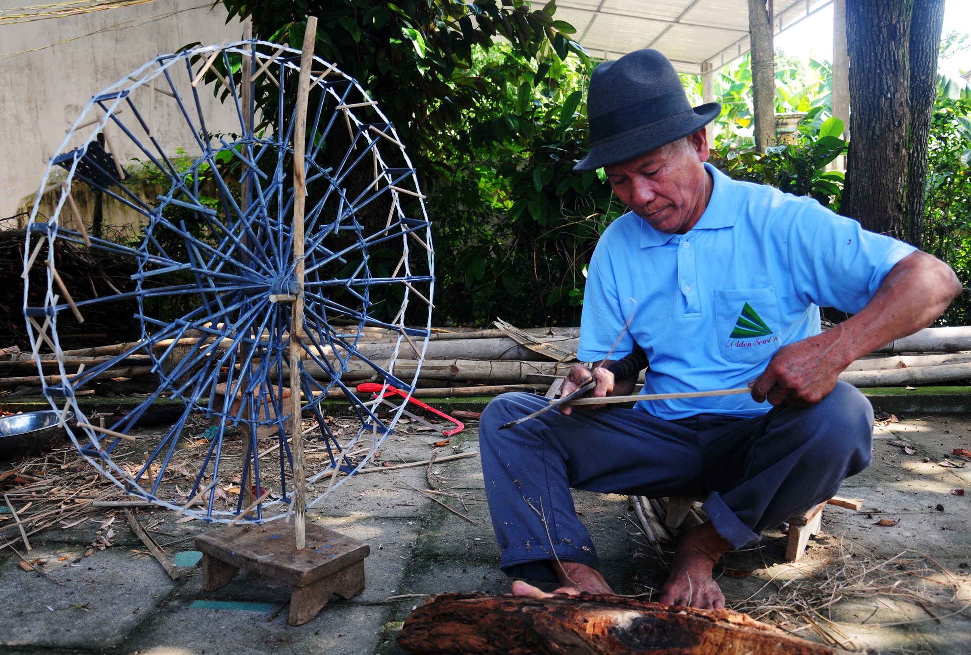 Tai hien banh xe nuoc co xua ben dong song Tra hinh anh