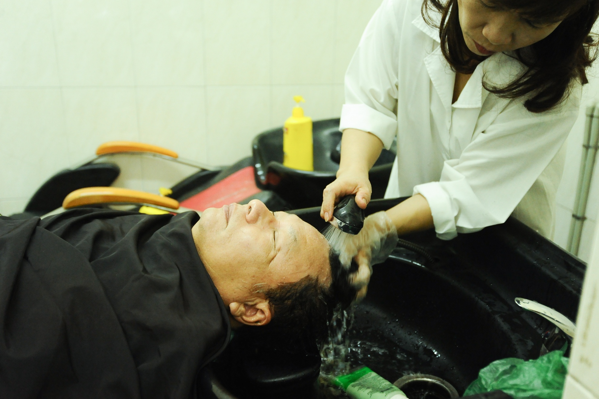 Không những thế, có những vị khách đã cắt tóc ở đây hơn 40 năm. Mỗi tháng, ông lại đi xe buýt gần một tiếng đồng hồ đến cắt tóc rồi đi về vì thợ cắt tóc có trình độ cao và thân thiện.