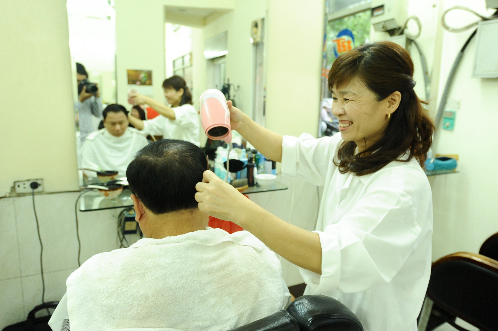 Hơn nữa, mỗi người lại là một khách quen của một thợ riêng. Nên khi cắt tóc, họ có thể trò truyện vui vẻ như người nhà.