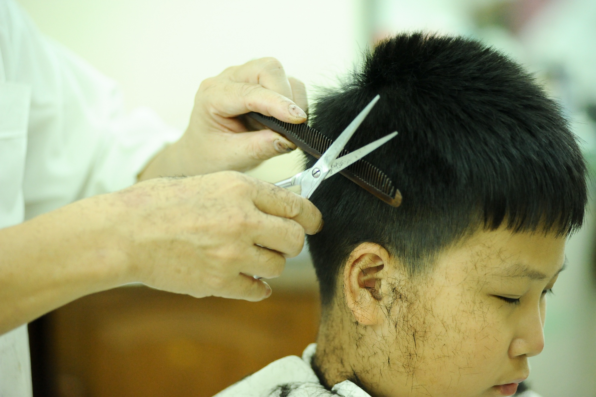 Không chỉ cắt cho người lớn tuổi, những em bé hay người nước ngoài cũng thường xuyên lui tới tiệm cắt tóc mậu dịch này.