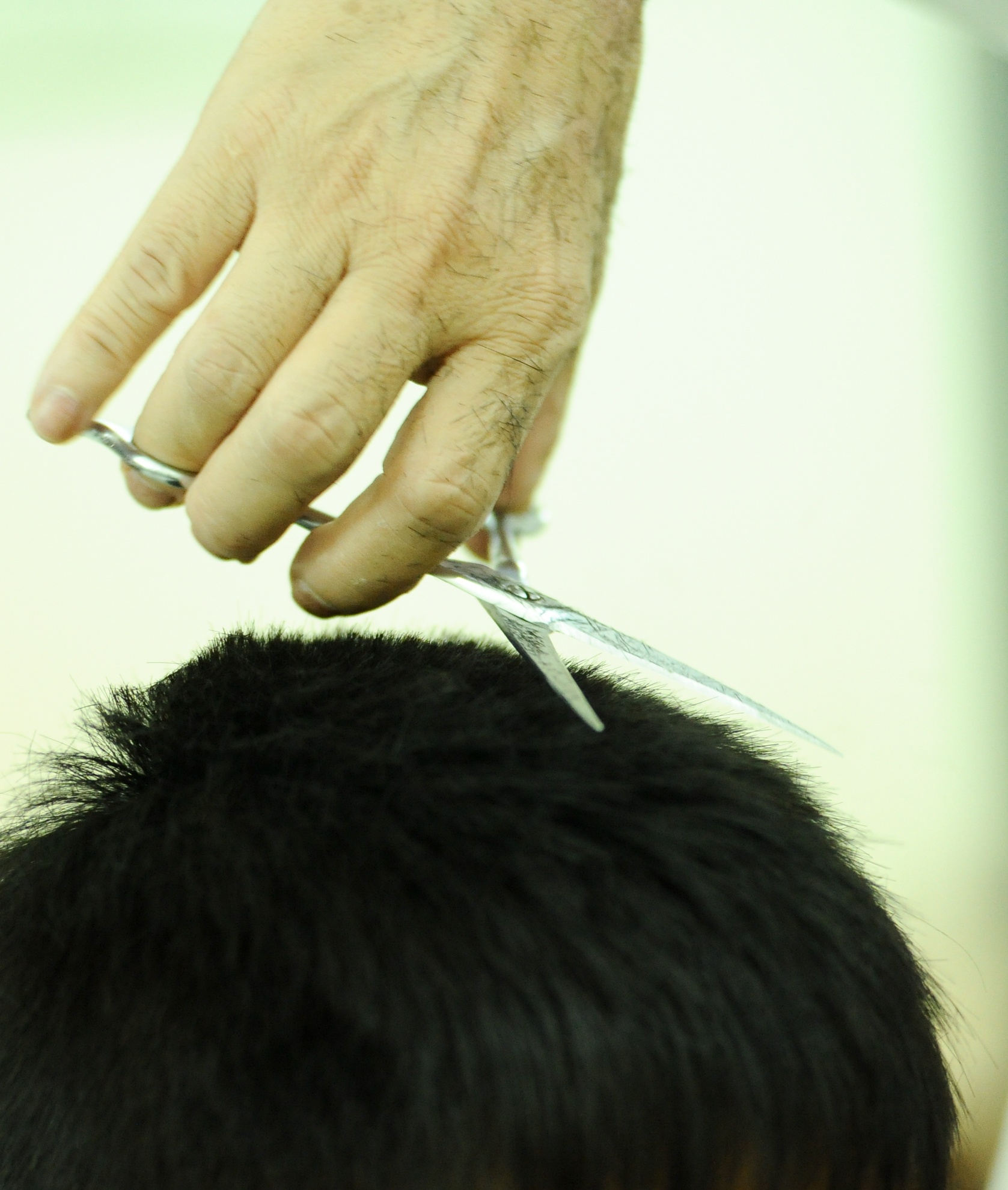 Bởi bên cạnh những kiểu tóc truyền thống, những người thợ ở đây có thể nghe mô tả hoặc nhìn ảnh là có thể cắt theo.