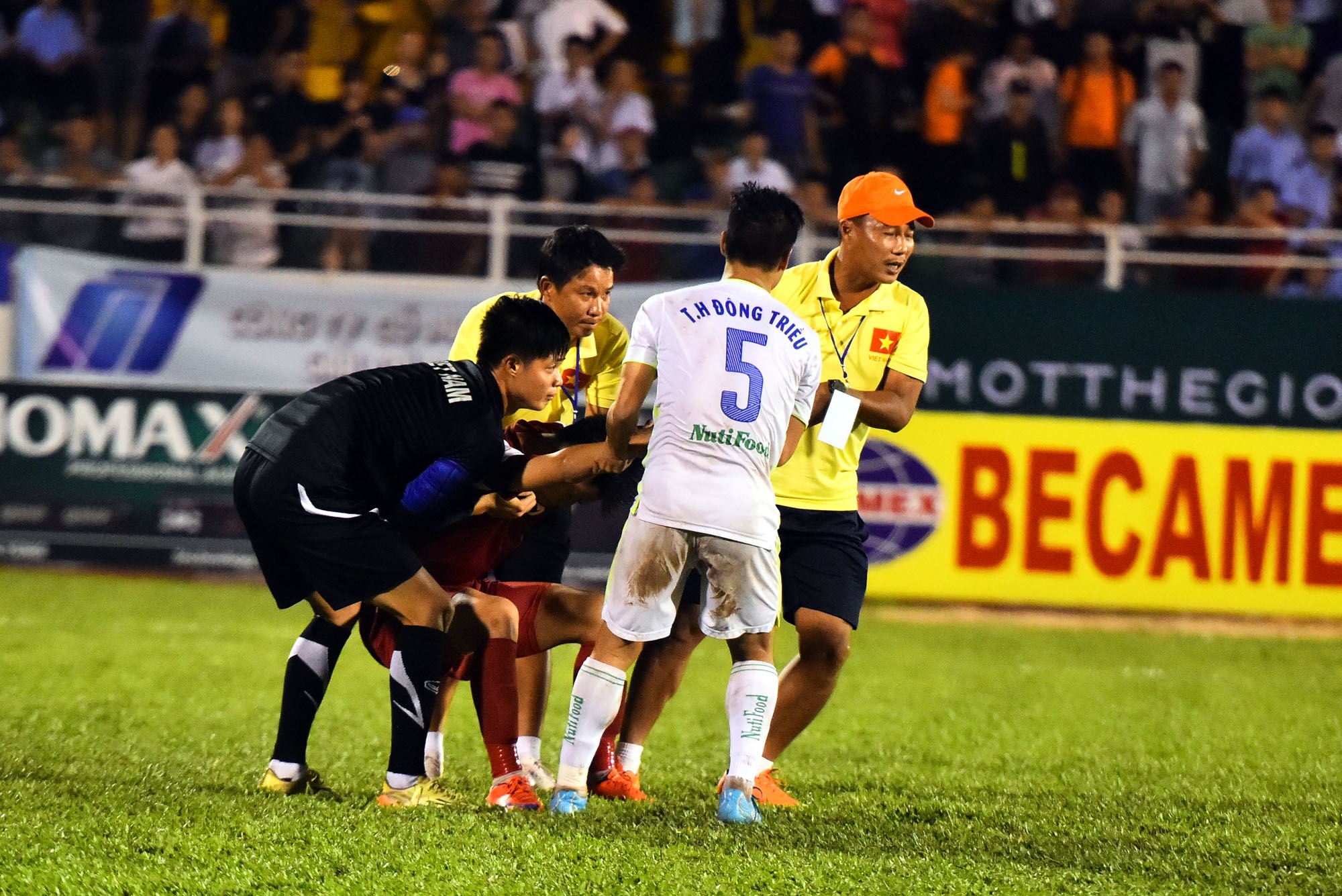 Cau thu U21 VN guc nga tren san sau khi de thua U21 HAGL hinh anh