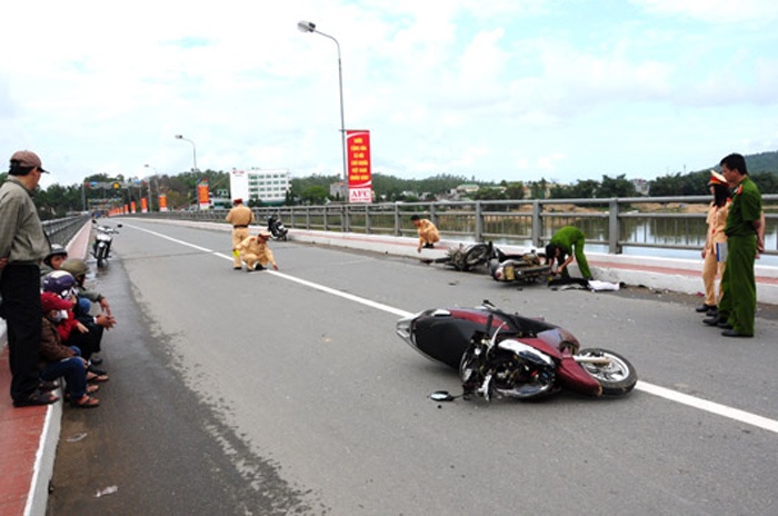 Phat 9 trieu, tuoc bang lai tai xe gay tai nan bo chay hinh anh