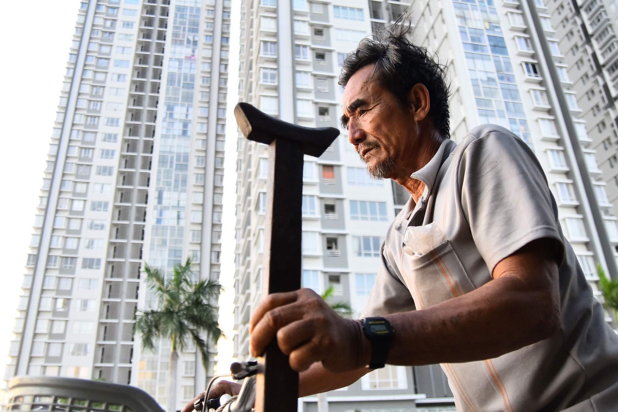 Gia canh nguoi song tren ghe gan cao oc Sai Gon hinh anh