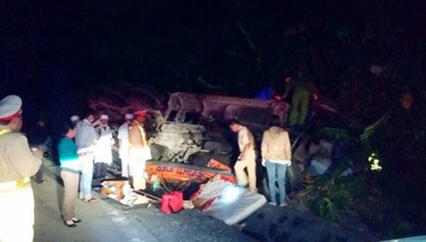 Xe container lap up tren deo Lo Xo, mot nguoi chet hinh anh