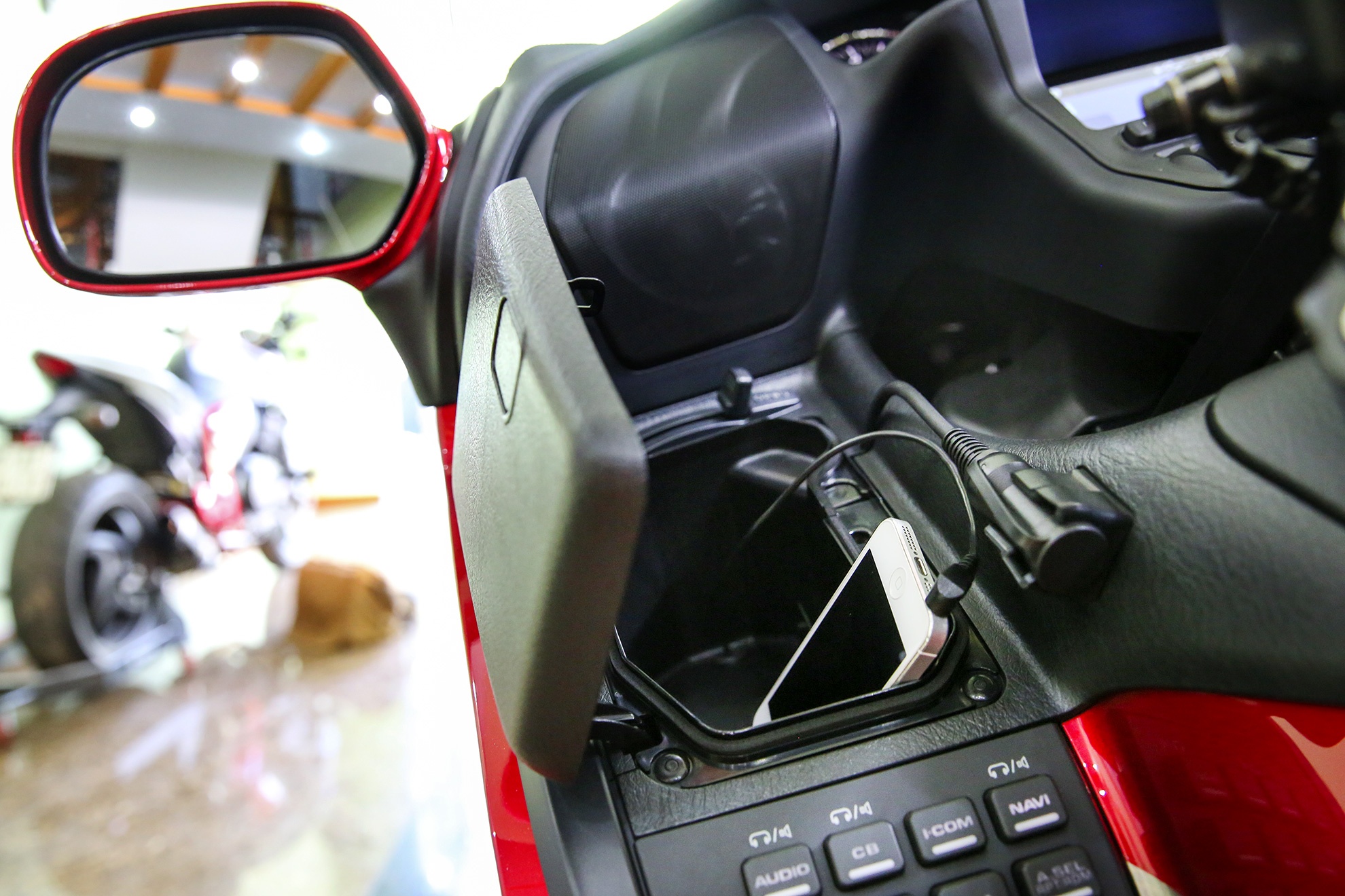 Gold Wing 40th  có hệ thống âm thanh vòm5,1 công xuất  80W tương thích với iPod, iPhone, các thẻ nhớ USB cùng cổng kết nối các thiết bị ngoại vi