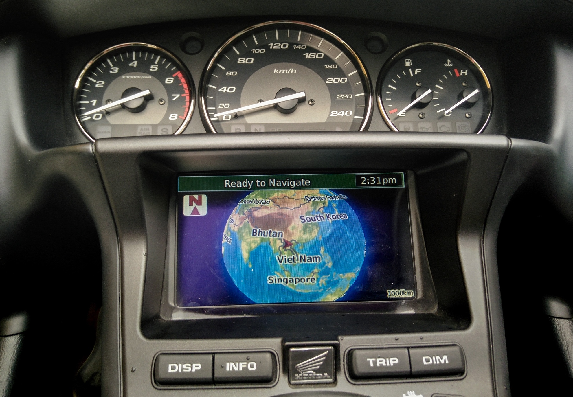 Với tính năng định vị vệ tinh GPS tích hợp ngoài việc cập nhật bản đồ toàn thế giới thì việc chinh phục khám phá các cung đường mới không còn là trở ngại với các biker . Hệ thống định vị còn có khả năng cho phép đánh dấu, chia sẻ hành trình trên bản đồ.  Hệ thống đồng hồ, bảng điện tử trong phiên bản này có kích thước lớn giống như bản 2014 luôn thị rõ các chỉ số kỹ thuật máy cũng như áp suất hơi của lốp