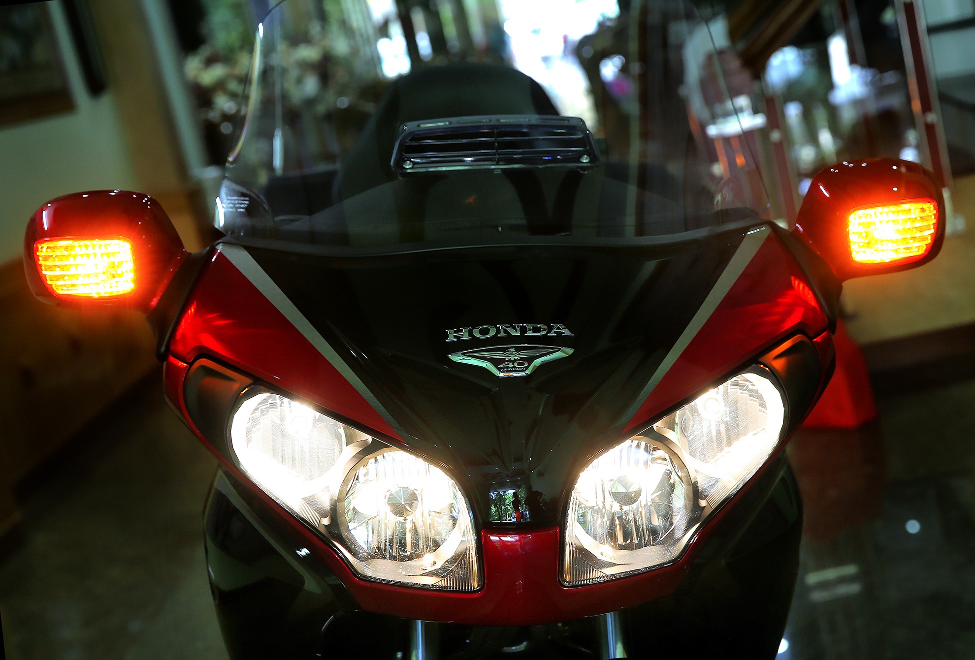 Hệ thống đèn pha thiết kế đối xứng công xuất lớn mang đến khả năng xuyên đêm tốt, đèn xi nhan được thiết ké phần lưng gương chiếu hậu giống như các phiên bản trước đây Ngoài các tiện nghi được áp dung Gold Wing bản đặc biệt có hai tông màu mạnh mẽ đó là Đen và Đỏ Đen 