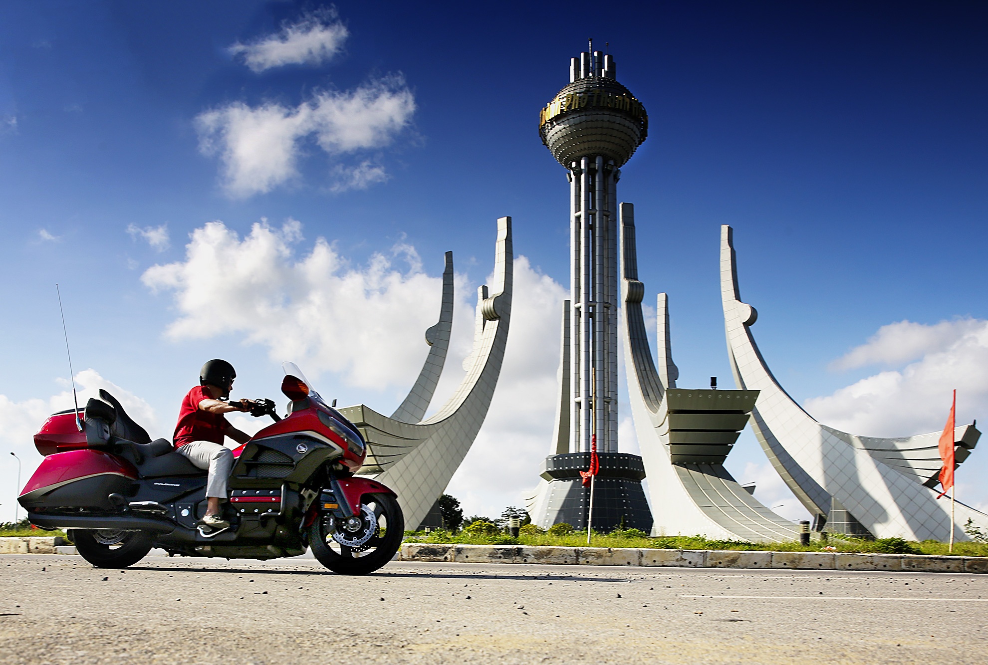 Tuy phiên bản đặc biệt của “ vua đường trường”  được nhà sản xuất đưa ra thị trường vào đầu 10/2015 nhưng cuối tháng Goldwing 40th Anniversary Edition đã được bổ xung dàn PKL của 1 biker tại Thanh hóa