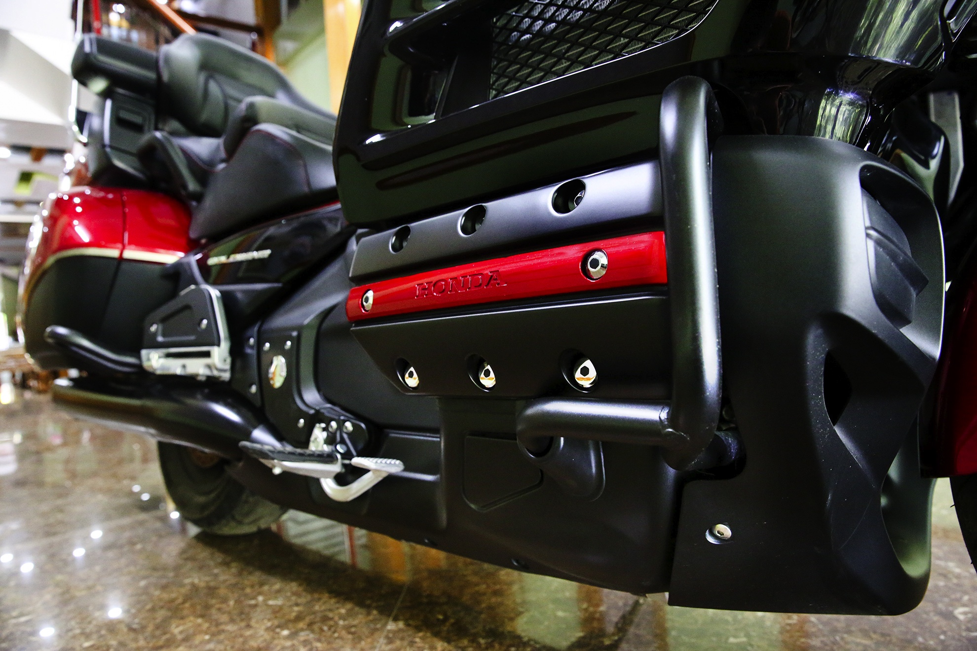 Phiên bản kỷ niệm 40 năm của Gold Wing sẽ có cùng động cơ cung cấp năng lượng giống như các  Gold Wing hiện tại. Đó là động cơ 1.832cc 6 xi-lanh SOHC, với công suất tối đa 118 mã lực và mô-men xoắn cực đại 167 Nm, bộ chuyển tốc gồm 5 số cơ và số lùi điện tử  . Khác với các phiên bản trước đây, trong bản đăc biệt toàn bộ phần máy cùng hệ thống trống đổ được sơn phủ màu đen 