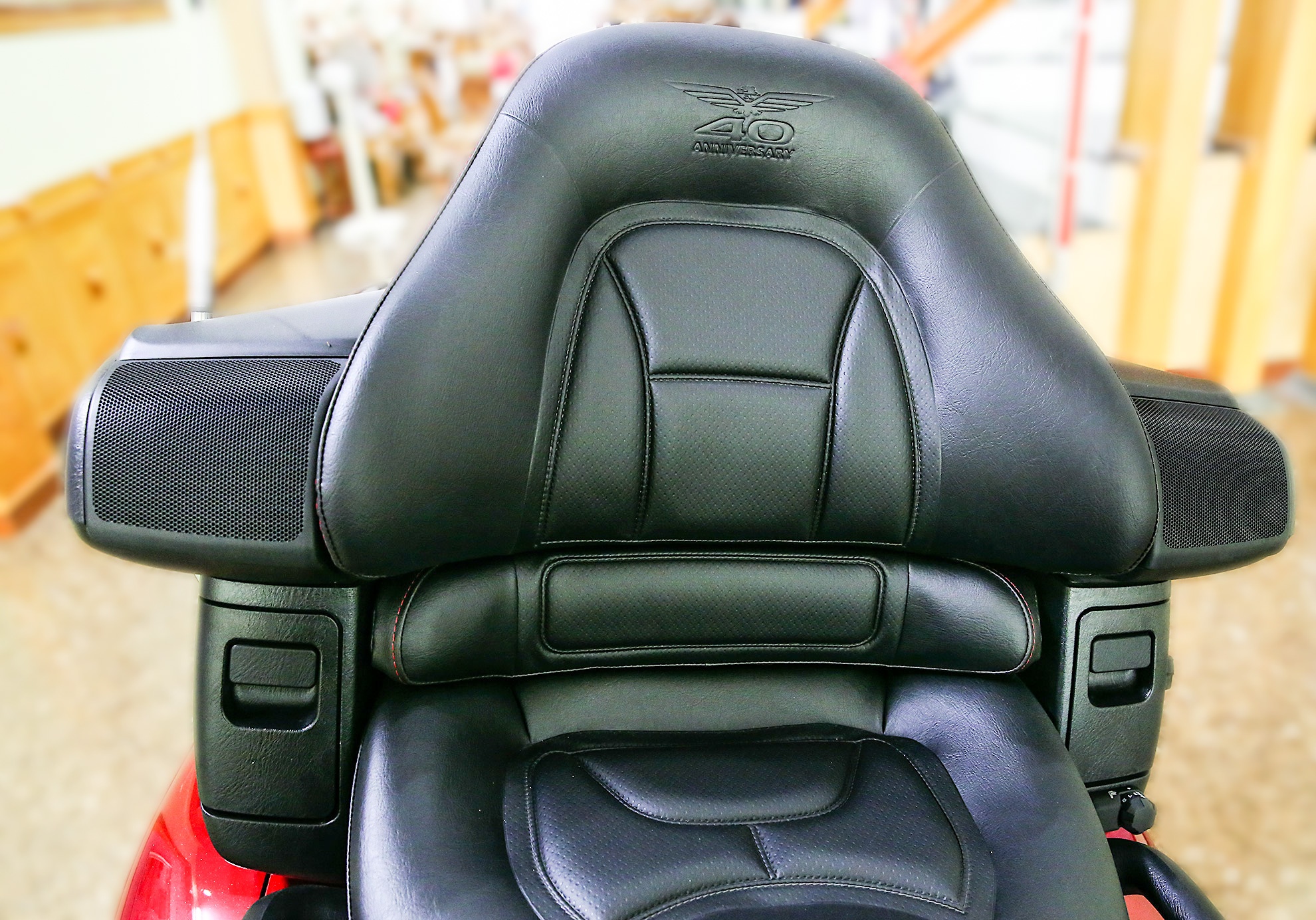 Bên cạnh đó, các ghế ngồi mới cũng được cải tiến với lớp bọc được làm từ vật liệu dẻo urethane, có khả năng chống nước và đem lại cảm giác thoải mái hơn khi di chuyển những quãng đường xa