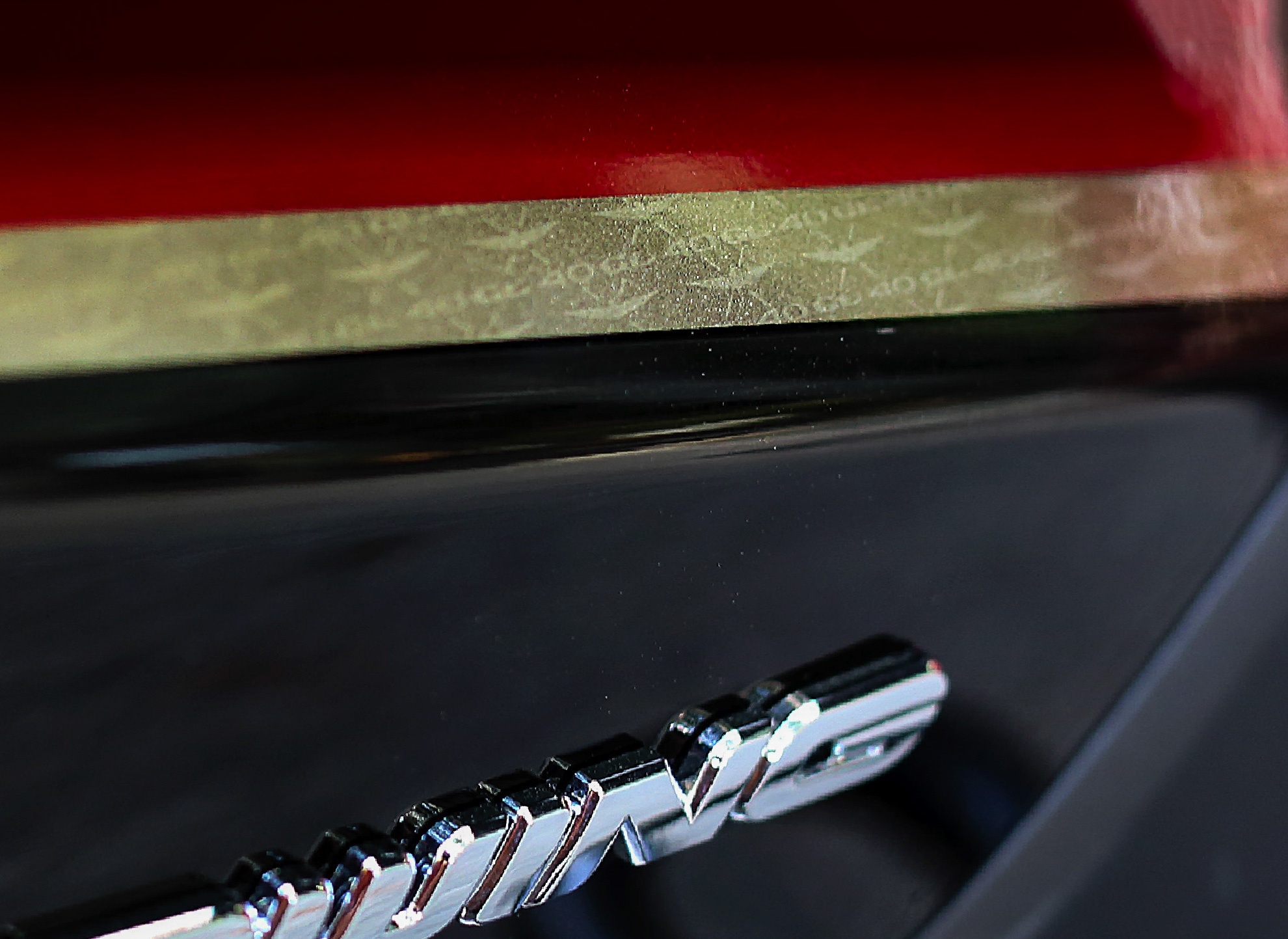 Lần đầu tiên Gold Ưing được có đường viên hoa văn trang trí chạy quanh thân xe được in chìm với logo 40th Anniversary