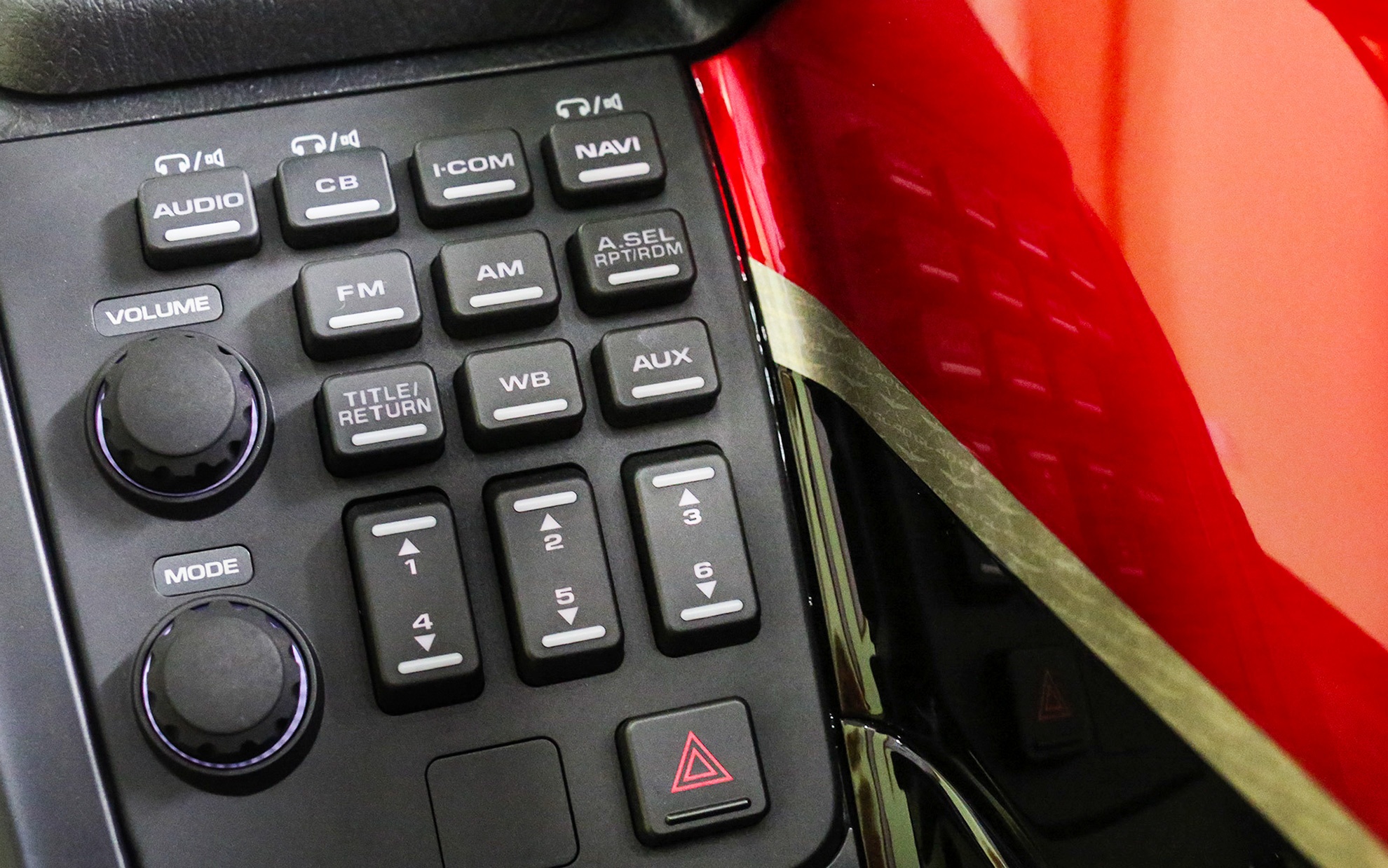 Là đặc trưng của dòng Goldwing, phiên bản này cũng có đầy đủ các trang bị tiện nghi hiện đại được áp dụng trên các dòng oto cao cấp, tất cả các phim chức năng được thiết kế trên bảng taplo nằm ngay dưới phần tay lại tạo sự tiện cho người điều khiển