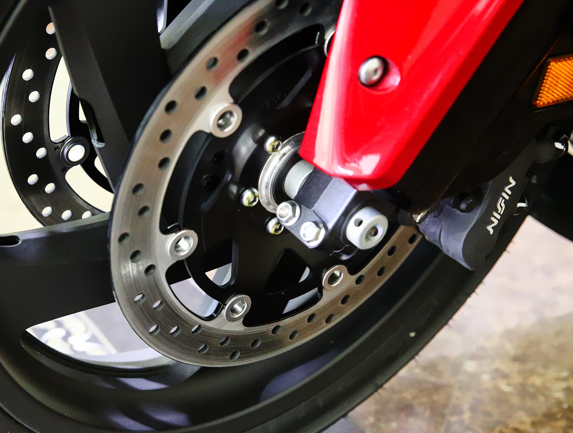 “ Vua đường trường” phiên bản 40th  được trang bị hệ thống chống bó phanh (ABS) của hãng Nissin sản xuất 