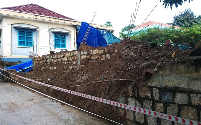 Buc tuong cao 2 m do ap vao mot phu nu hinh anh