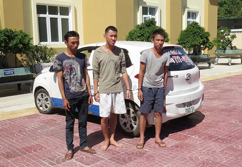 Canh sat ba tinh truy lung ke cuop taxi bo tron vao rung hinh anh