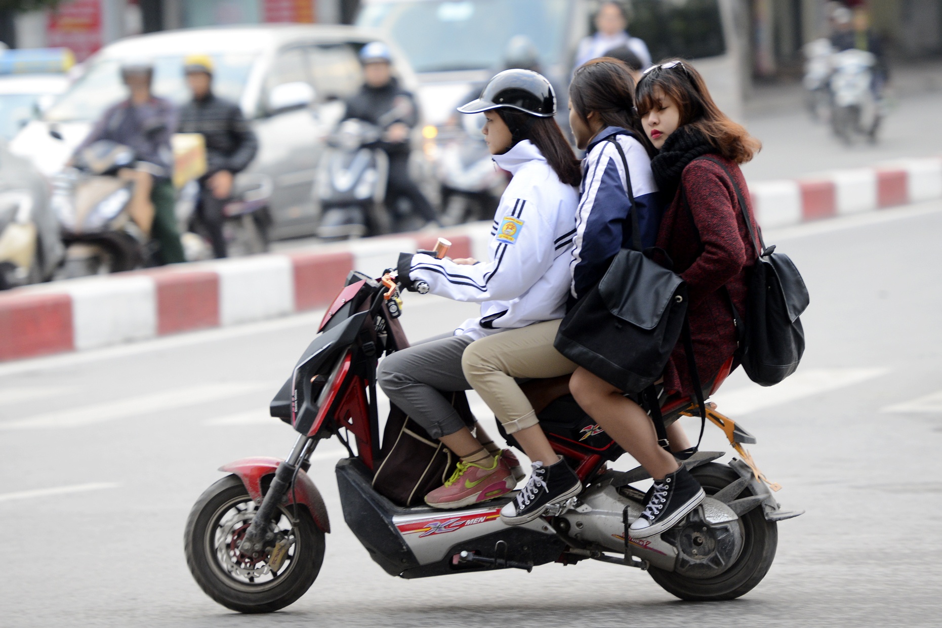 Chieu lach luat cua hoc sinh di xe may dien hinh anh