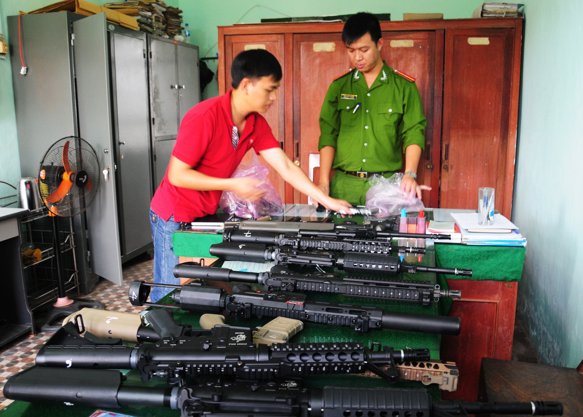 Giam dinh hang chuc khau sung thu giu tren xe khach hinh anh