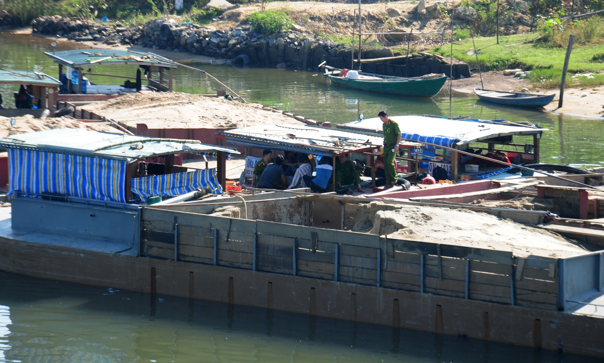 Canh sat hoa trang bat tau hut cat trom tren song Thu Bon hinh anh