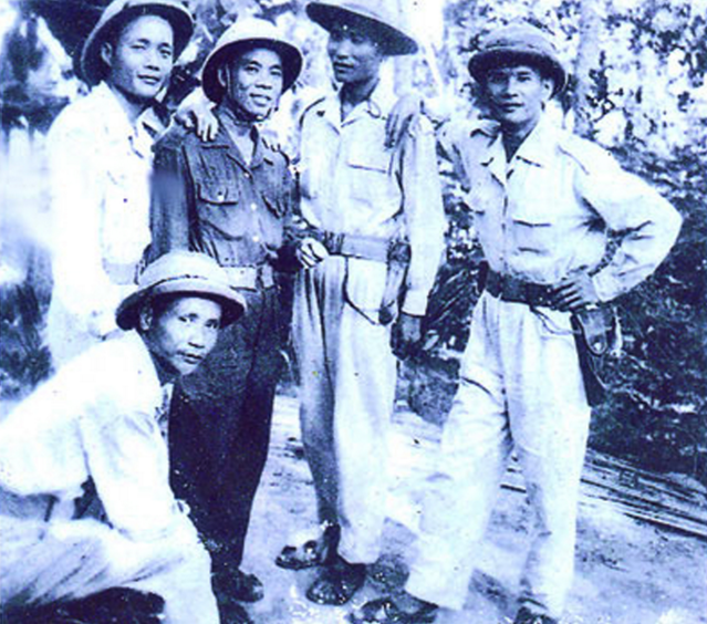 Tướng Nguyễn Chánh (thứ hai từ trái sang) chụp ảnh cùng các thủ lĩnh đội du kích Ba Tơ. Ảnh: Tư liệu.