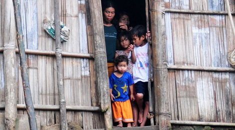 Nguoi me co 13 con song biet lap trong rung hinh anh