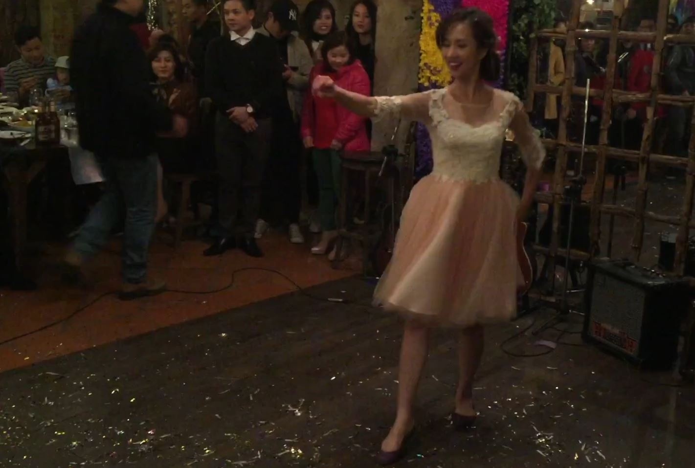 Co dau chan dat nhay mua cung khach moi trong dam cuoi hinh anh