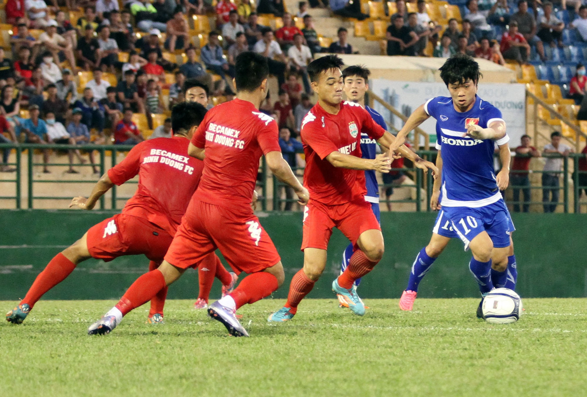 Cong Phuong kien tao, U23 VN hoa DKVD V.League hinh anh