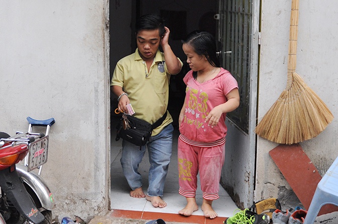 Tinh yeu tro ngai cua cap vo chong cao 1,1 met hinh anh