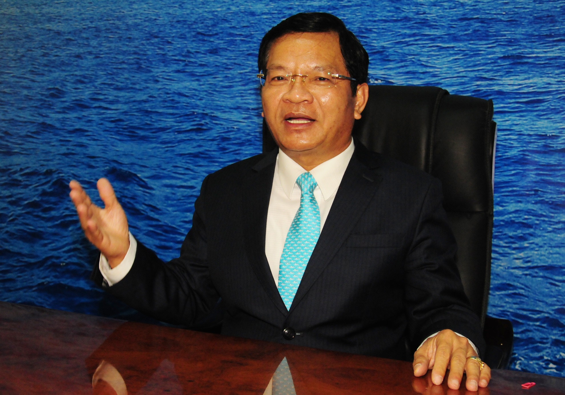 Bi thu Quang Ngai trai long viec cong khai dien thoai, email ca nhan hinh anh