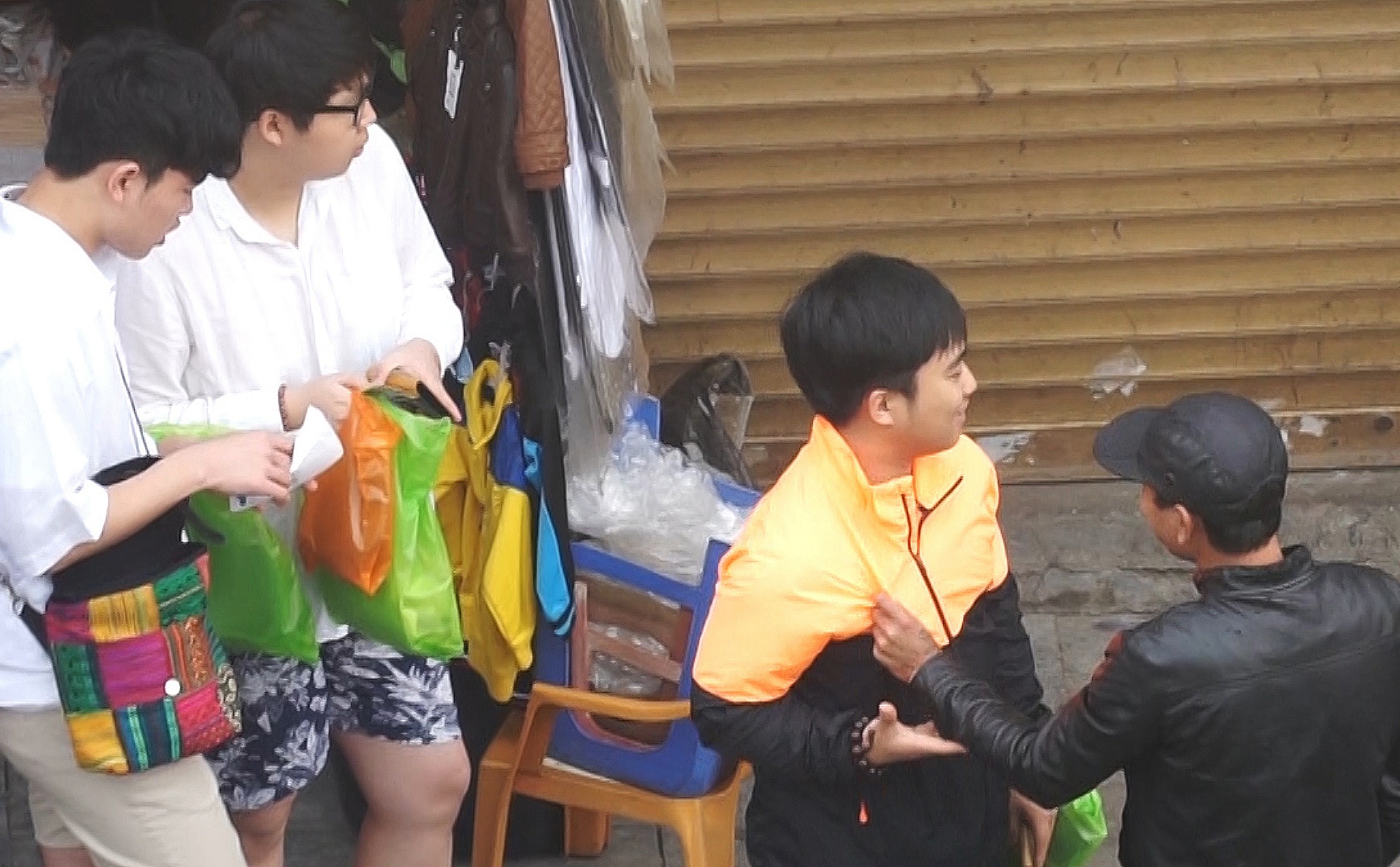 Xuat hien nhom danh giay tran lot trang tron moi hinh anh