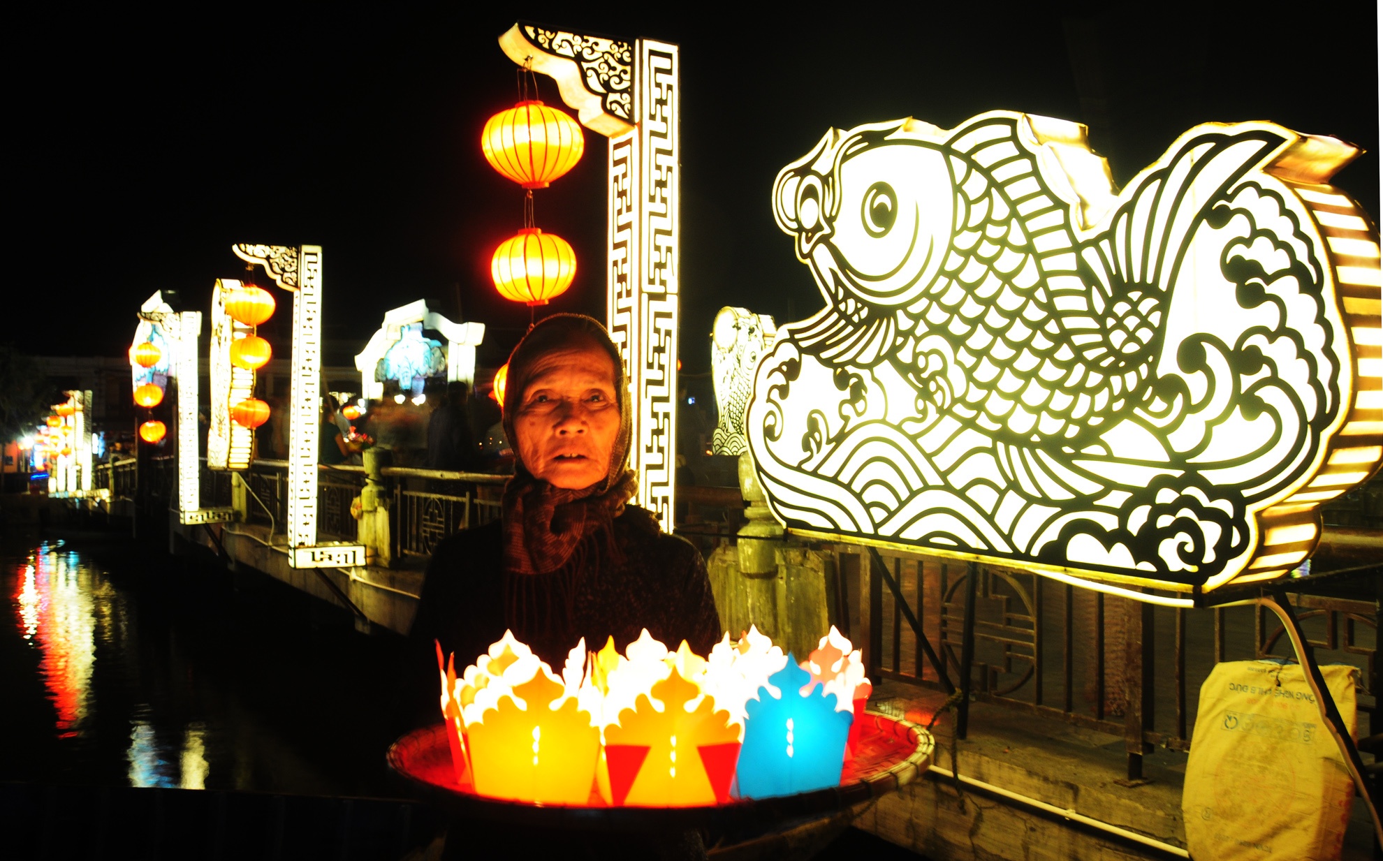 Pho co Hoi An bung sang cho don nam moi hinh anh