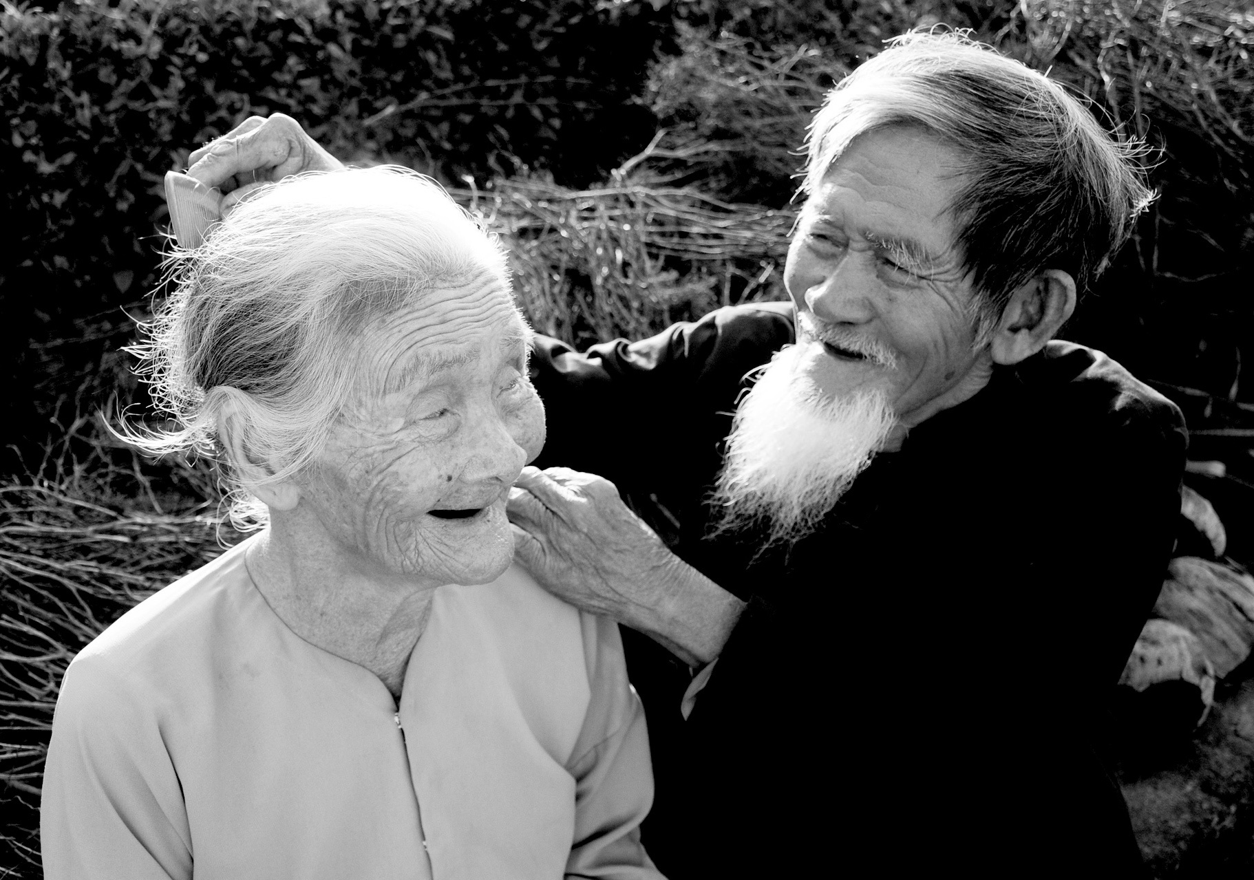 Moi tinh cam dong cua cap vo chong 92 tuoi hinh anh