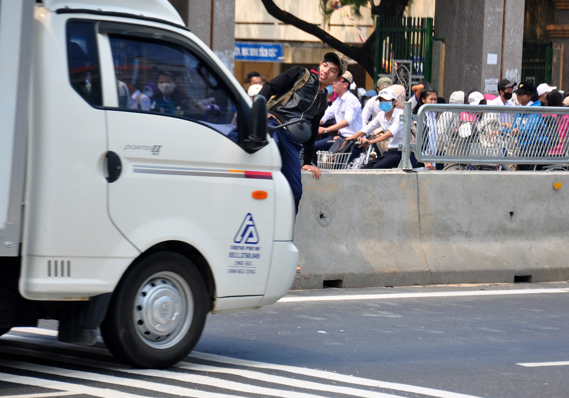 Thao tam chong loa tren quoc lo 1 de bang qua duong hinh anh