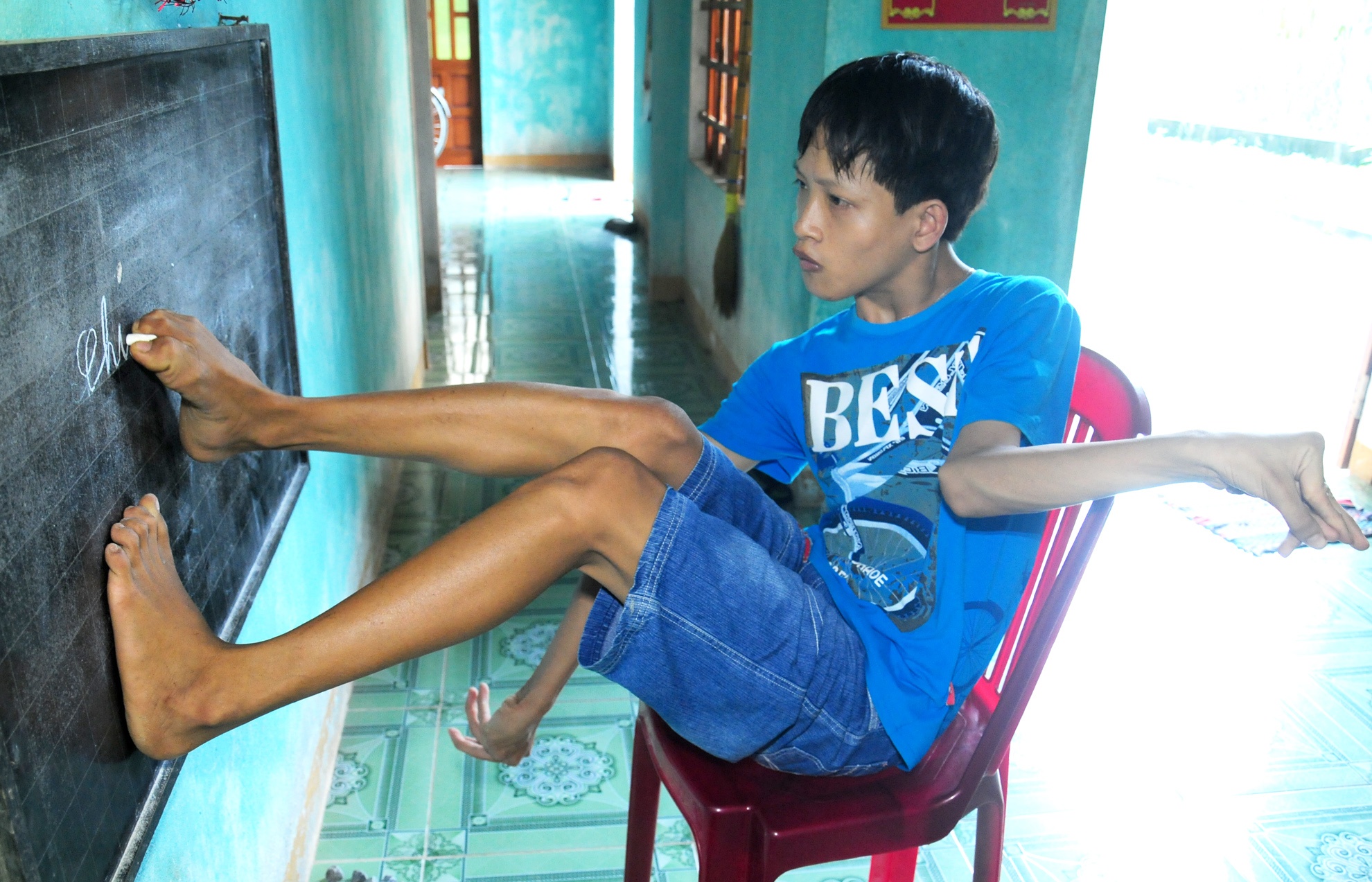 Khat vong hoc tap cua cau be viet chu bang chan hinh anh