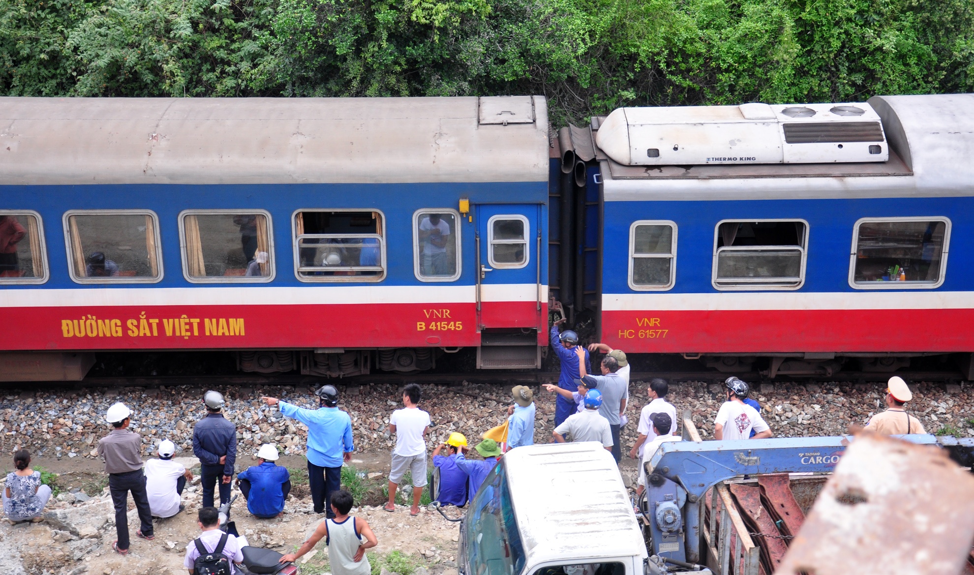 Tau lua huc container, duong sat te liet hon 2 gio hinh anh