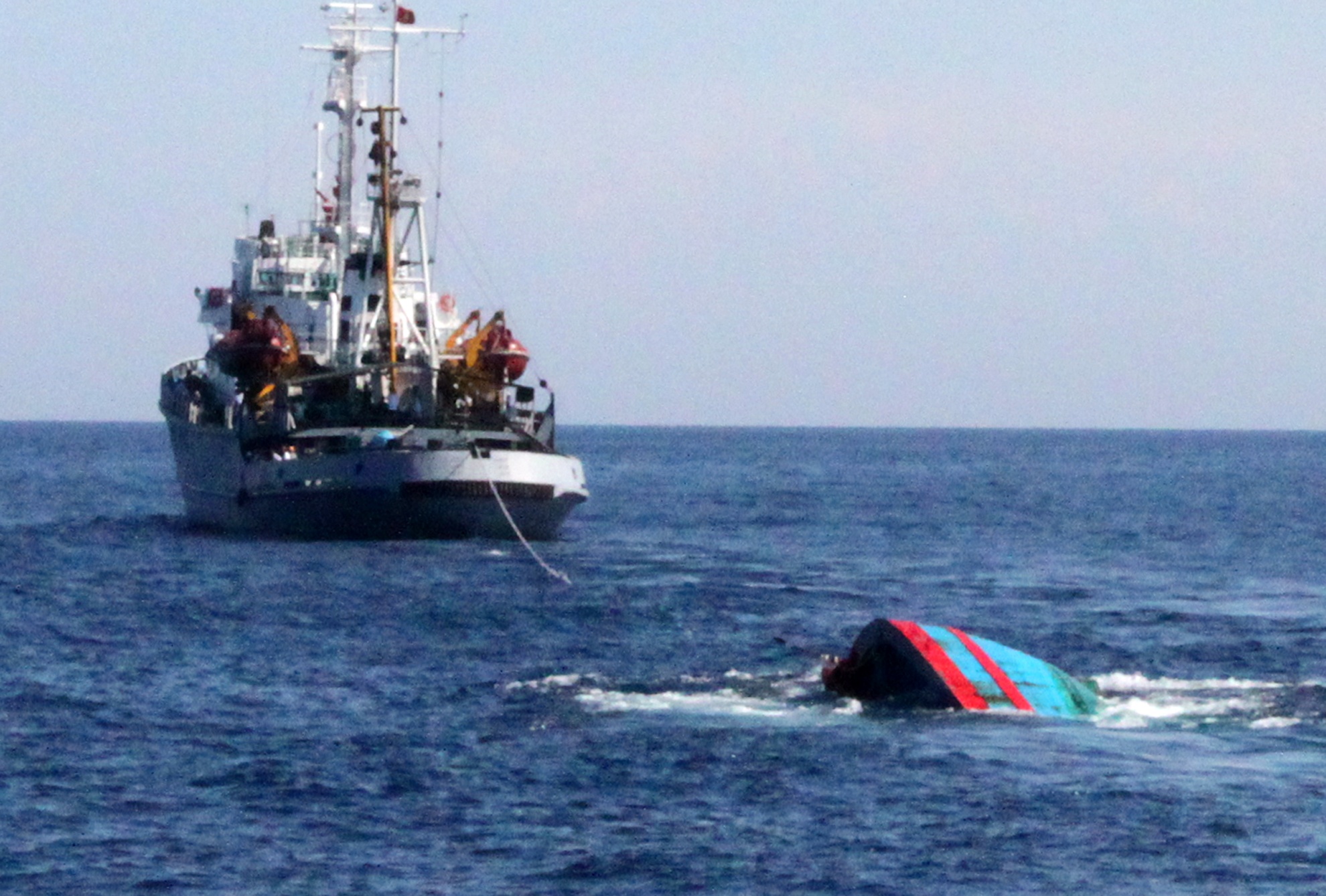 Tau ca ngu dan Binh Dinh bi tong chim o Hoang Sa hinh anh