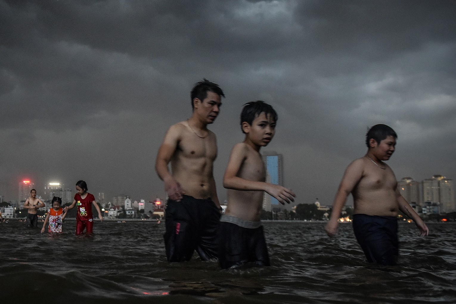 Gio loc quat do cay xanh, thanh nien dang tam chay voi len bo hinh anh