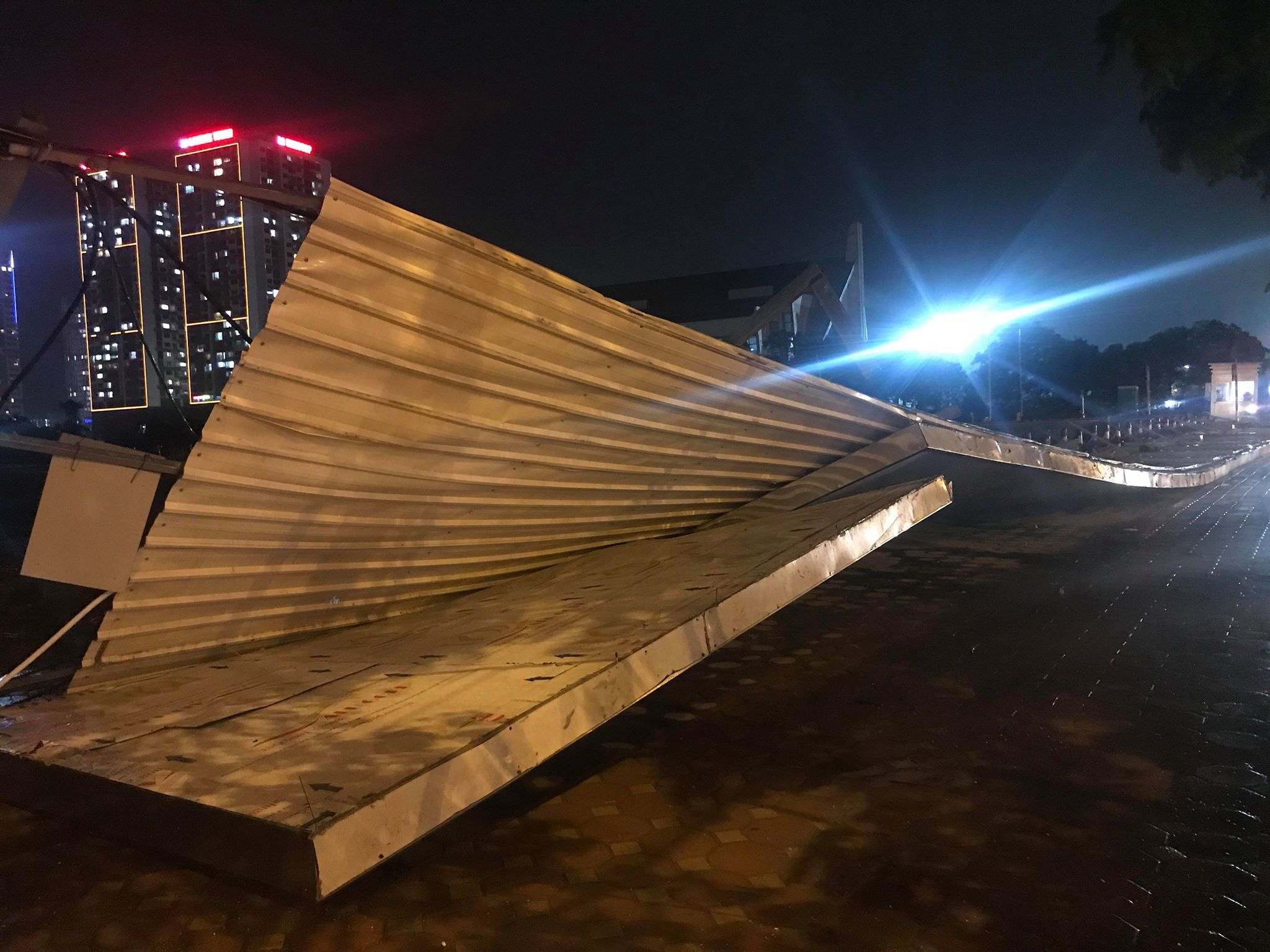 Video gio loc gay mua lon lam do nhieu vat dung tren duong pho hinh anh