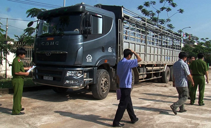 3 thieu nu chet tham duoi banh xe tai hinh anh