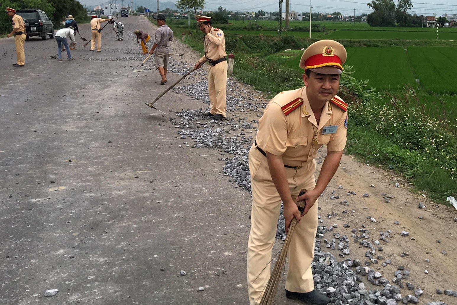 CSGT Binh Dinh don da roi vai tren duong hinh anh