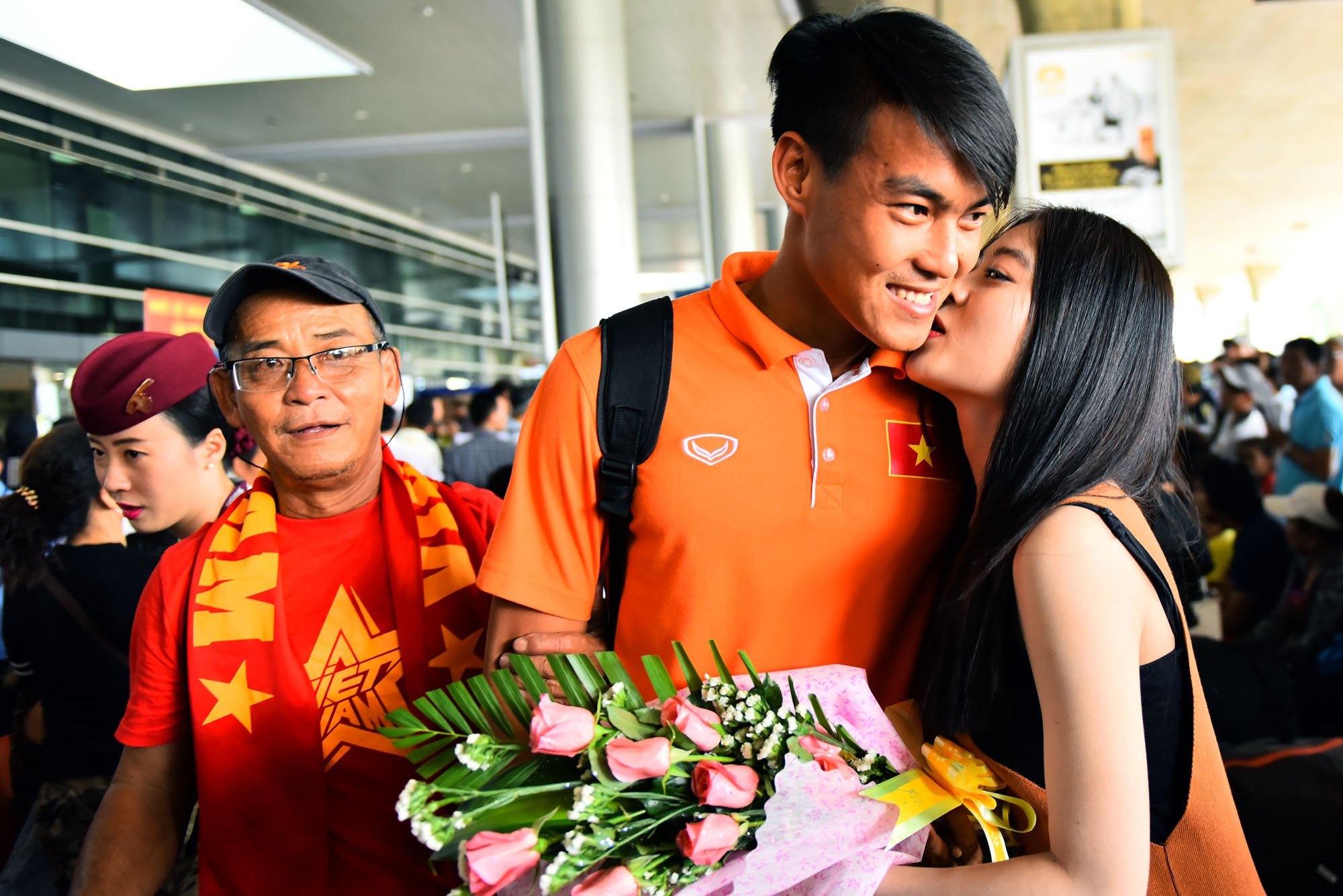 Nguoi ham mo chao don U23 Viet Nam o Tan Son Nhat hinh anh