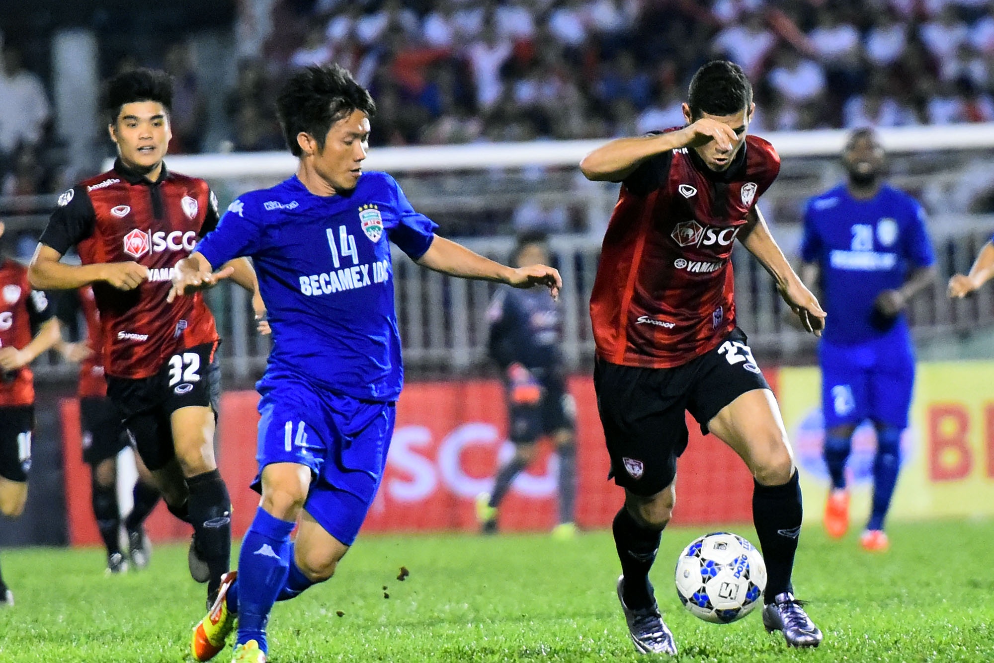 DKVD V.League thang doi bong Thai Lan 2-1 hinh anh