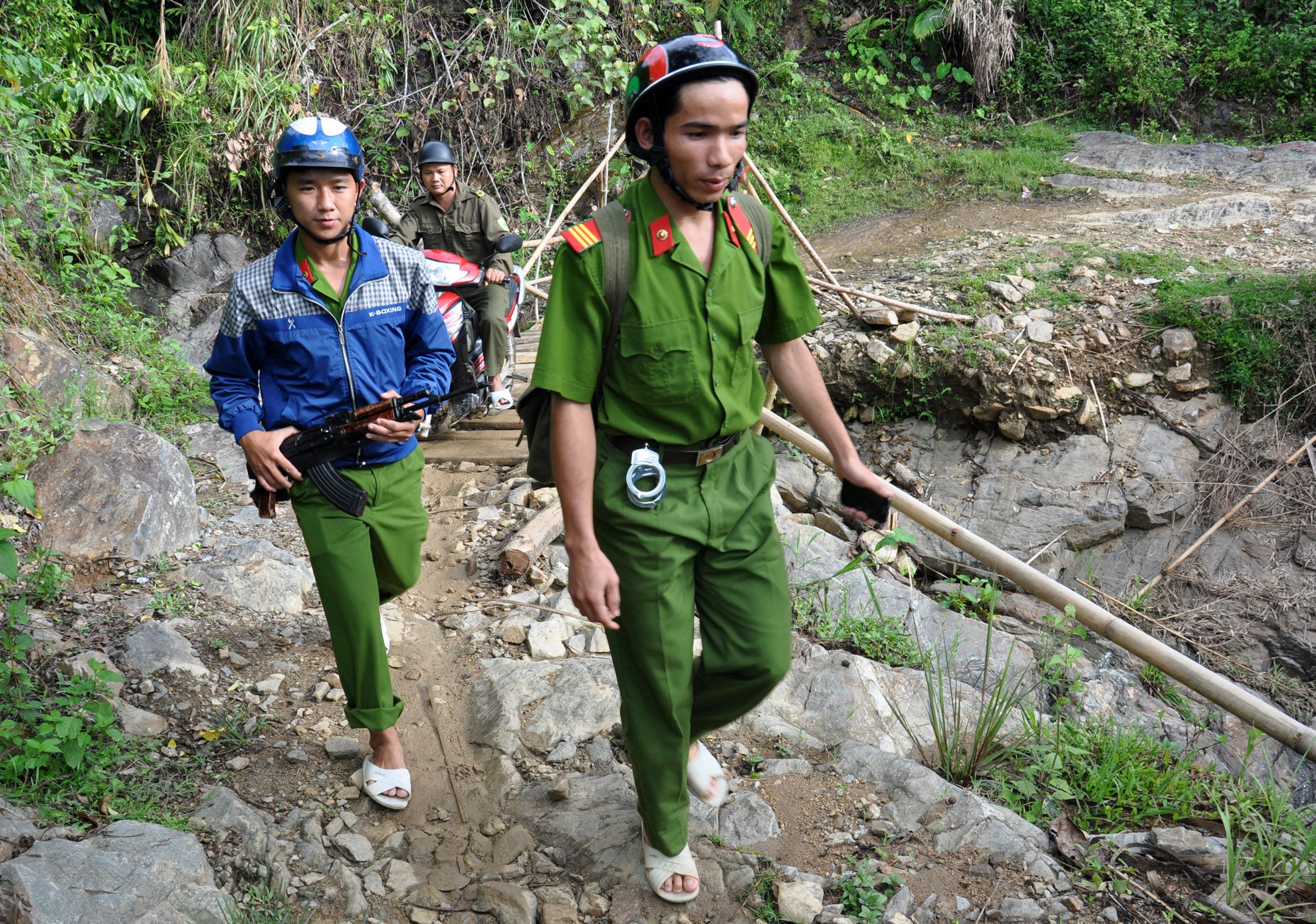 Hai ten con do chem nguoi roi tron trong rung hinh anh