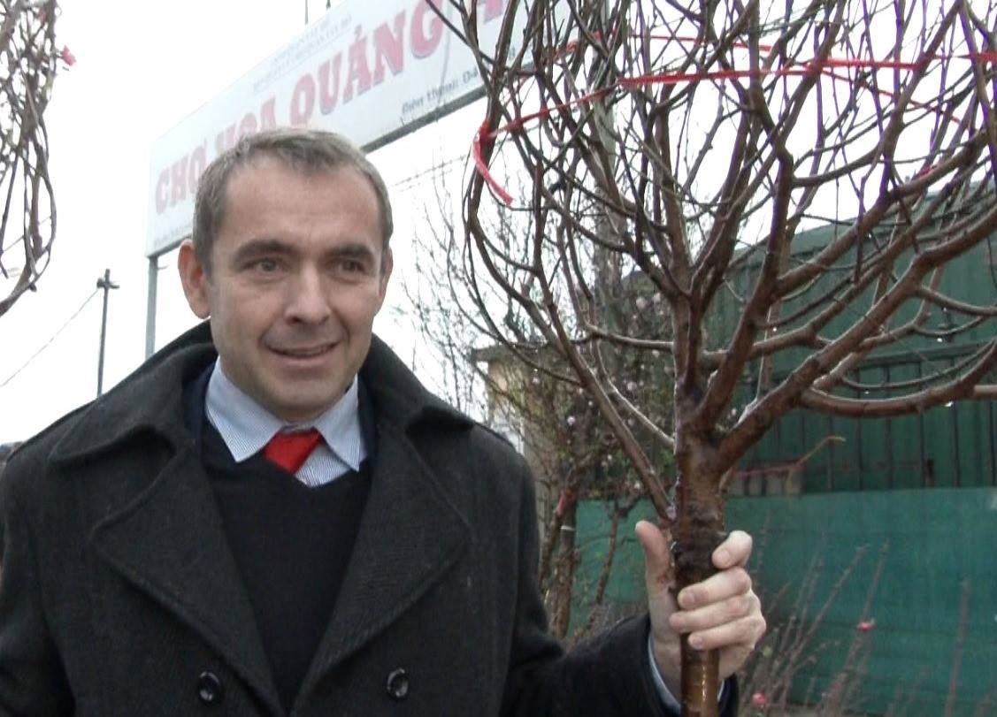 Dai su Phap di cho Tet, goi banh chung hinh anh