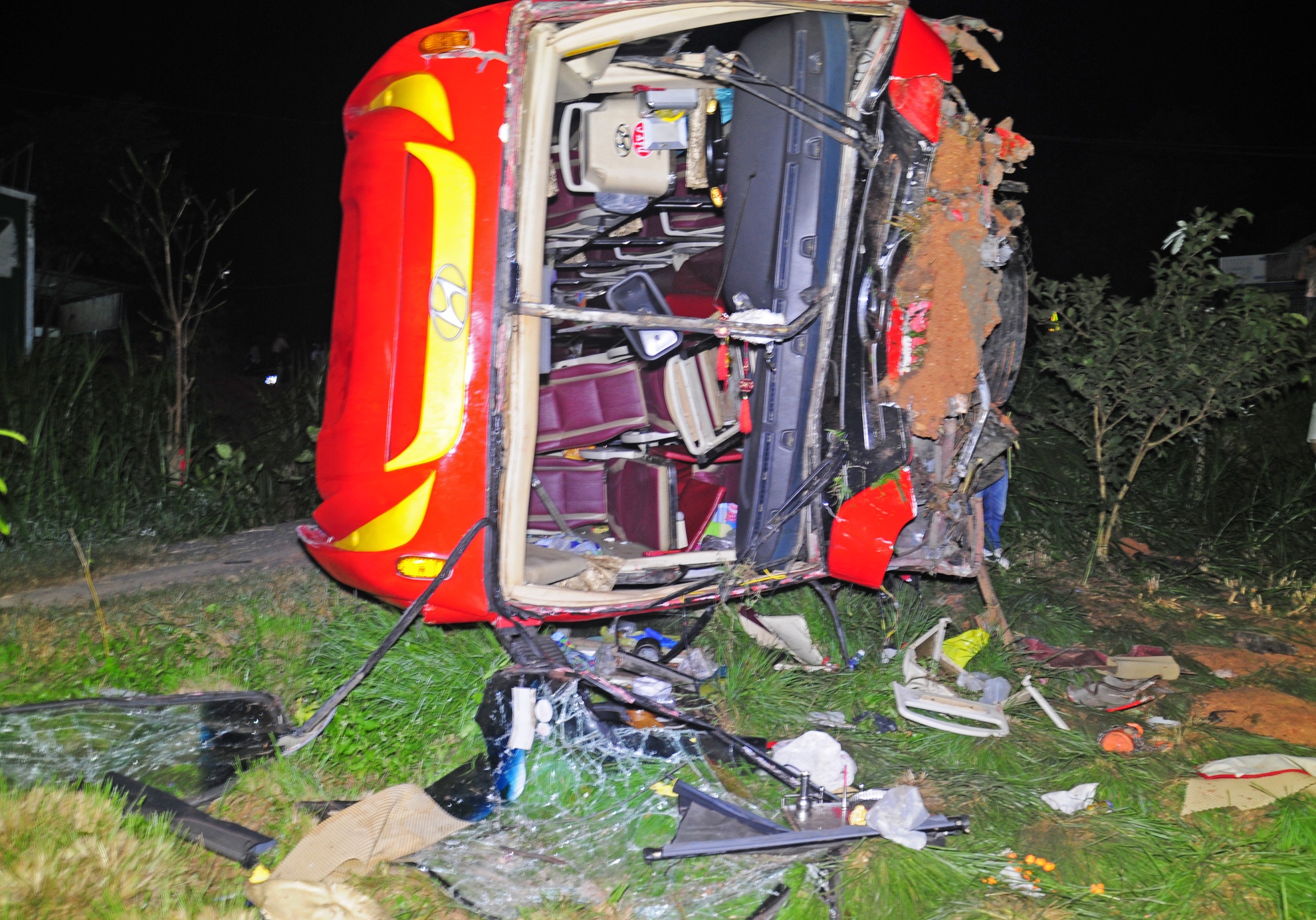 Xe cho cong nhan, sinh vien ve Tet lao xuong vuc hinh anh