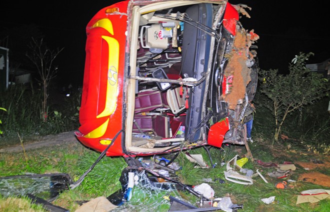 Hien truong xe khach lao xuong vuc, hang chuc nguoi thoat chet hy huu hinh anh