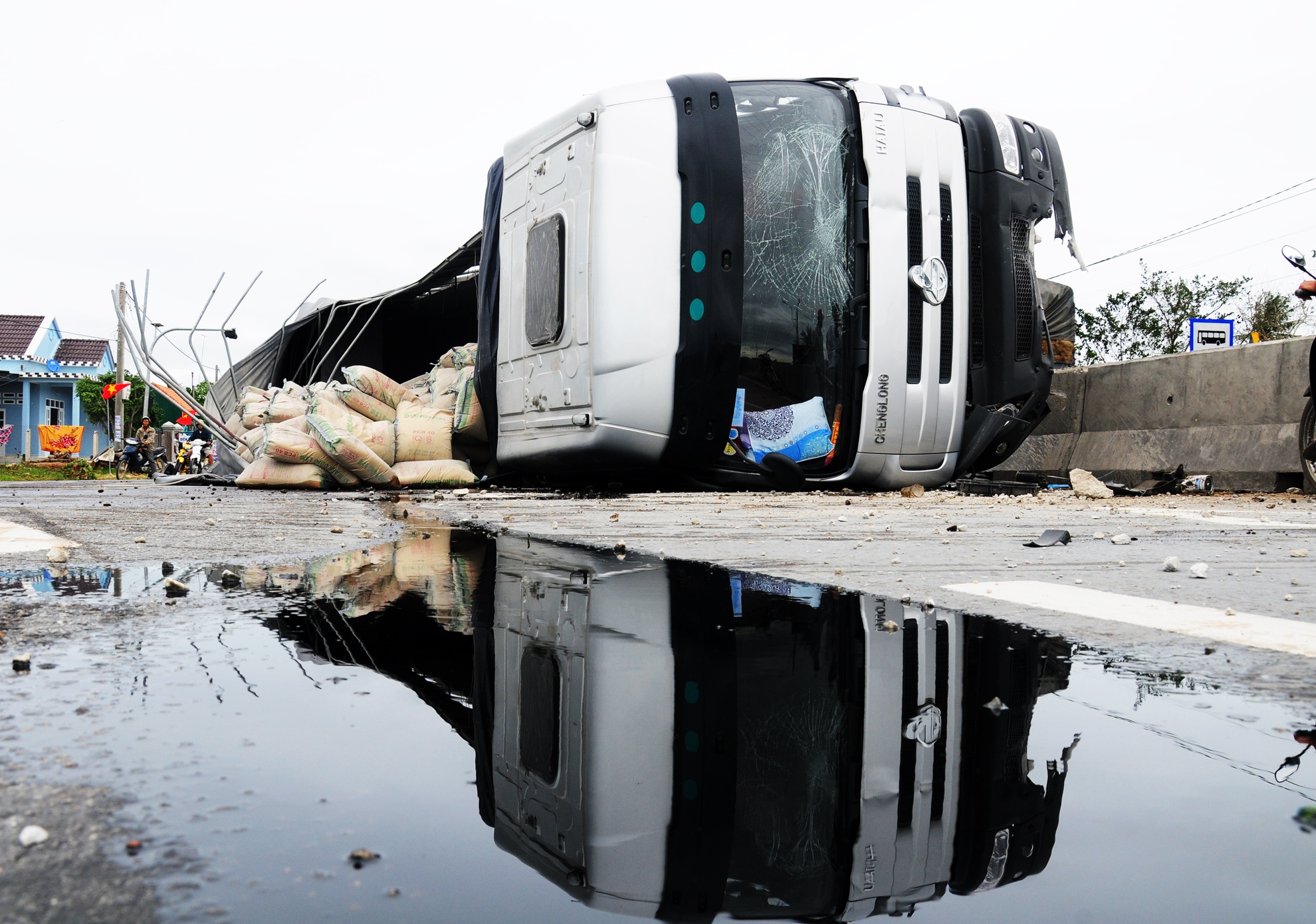 Xe tai lat tren quoc lo, hang tram lit dau tran ra duong hinh anh