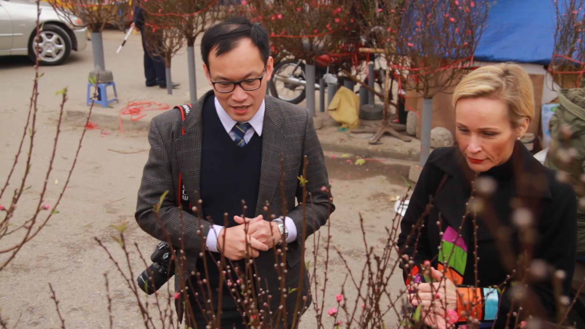 Dai su Thuy Dien di xin chu, goi banh chung don Tet hinh anh